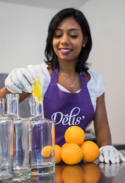 Confection de rhums arrangés agrumes de La Réunion Rhum Délis'